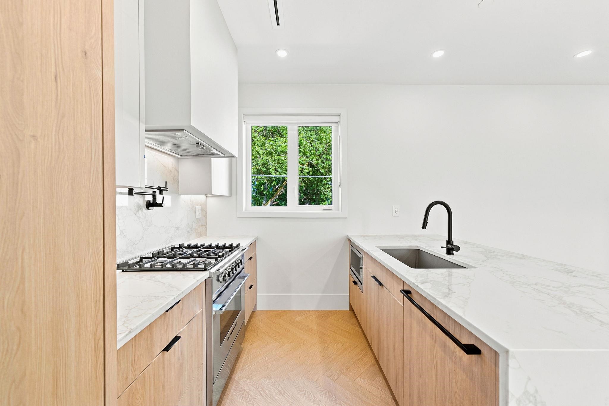 3-646 E 23Rd Avenue, Vancouver, BC - Indoor Photo Showing Kitchen With Upgraded Kitchen