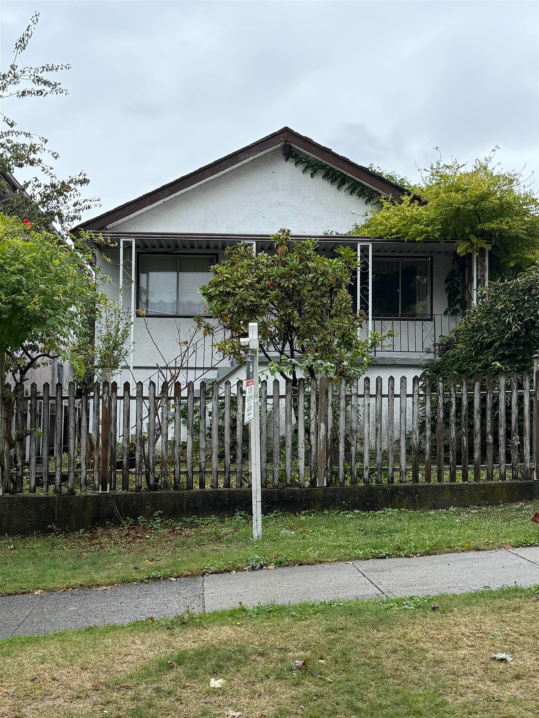 3409 Pender Street E, Vancouver, BC - Outdoor