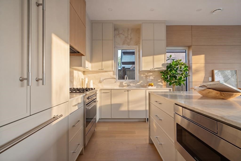 366 23Rd Avenue E, Vancouver, BC - Indoor Photo Showing Kitchen With Upgraded Kitchen