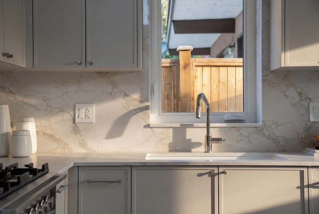 366 23Rd Avenue E, Vancouver, BC - Indoor Photo Showing Kitchen