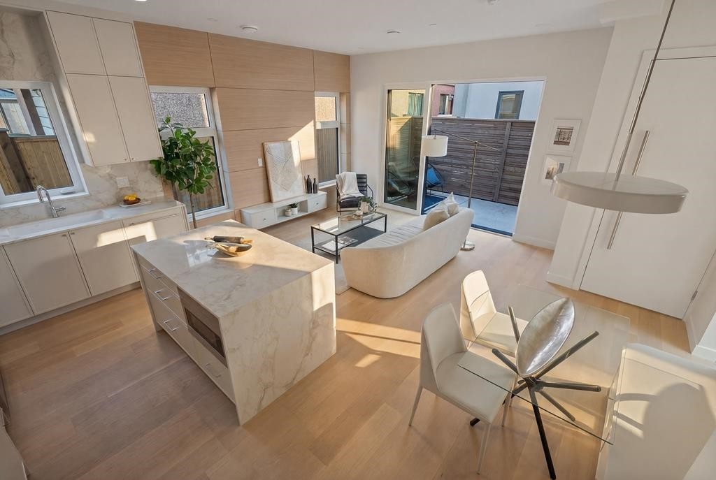 366 23Rd Avenue E, Vancouver, BC - Indoor With Fireplace