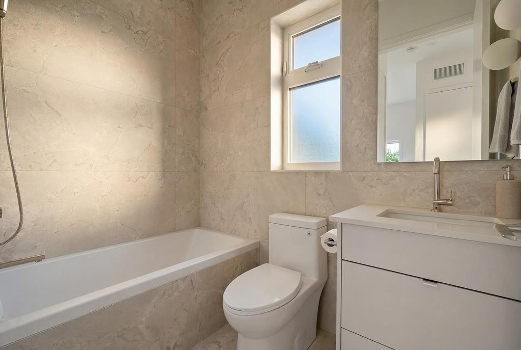 366 23Rd Avenue E, Vancouver, BC - Indoor Photo Showing Bathroom