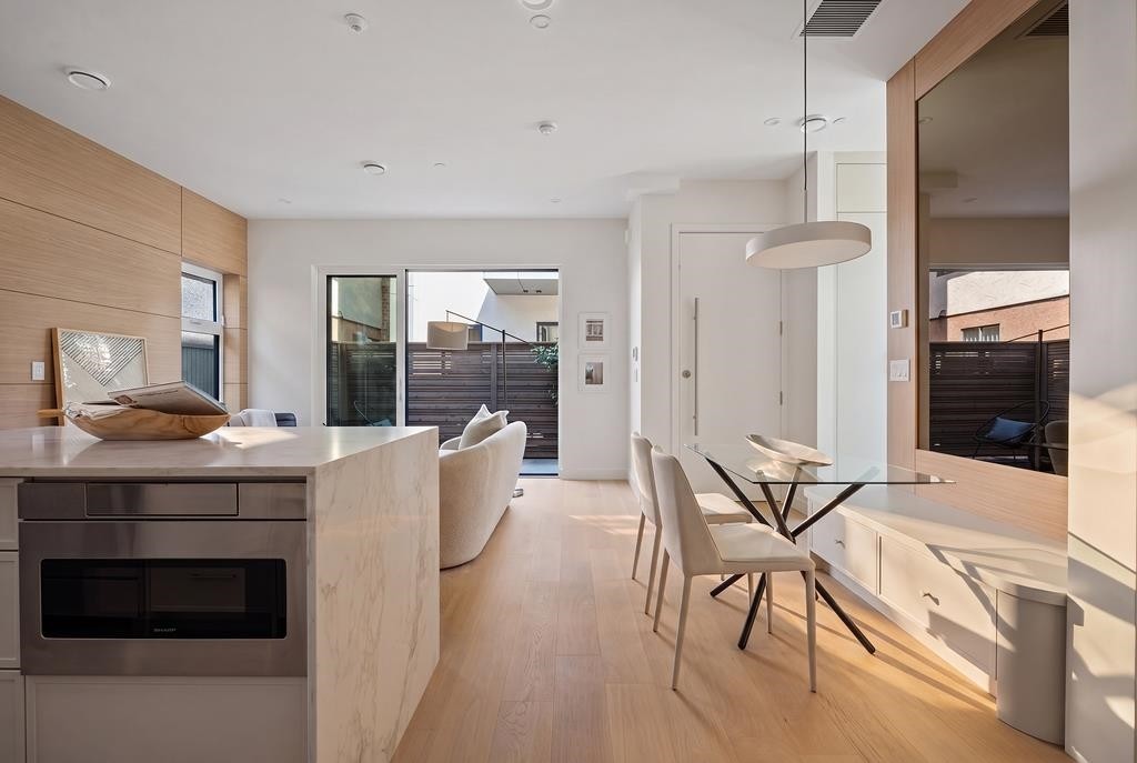 366 23Rd Avenue E, Vancouver, BC - Indoor