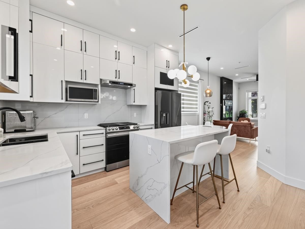2977 42Nd Avenue E, Vancouver, BC - Indoor Photo Showing Kitchen With Upgraded Kitchen