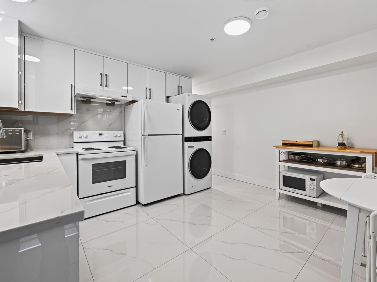 2977 42Nd Avenue E, Vancouver, BC - Indoor Photo Showing Kitchen