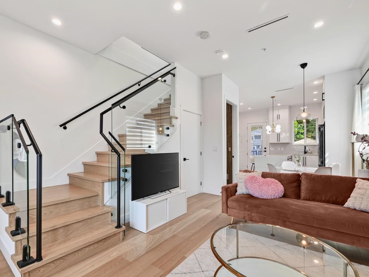 2977 42Nd Avenue E, Vancouver, BC - Indoor Photo Showing Living Room