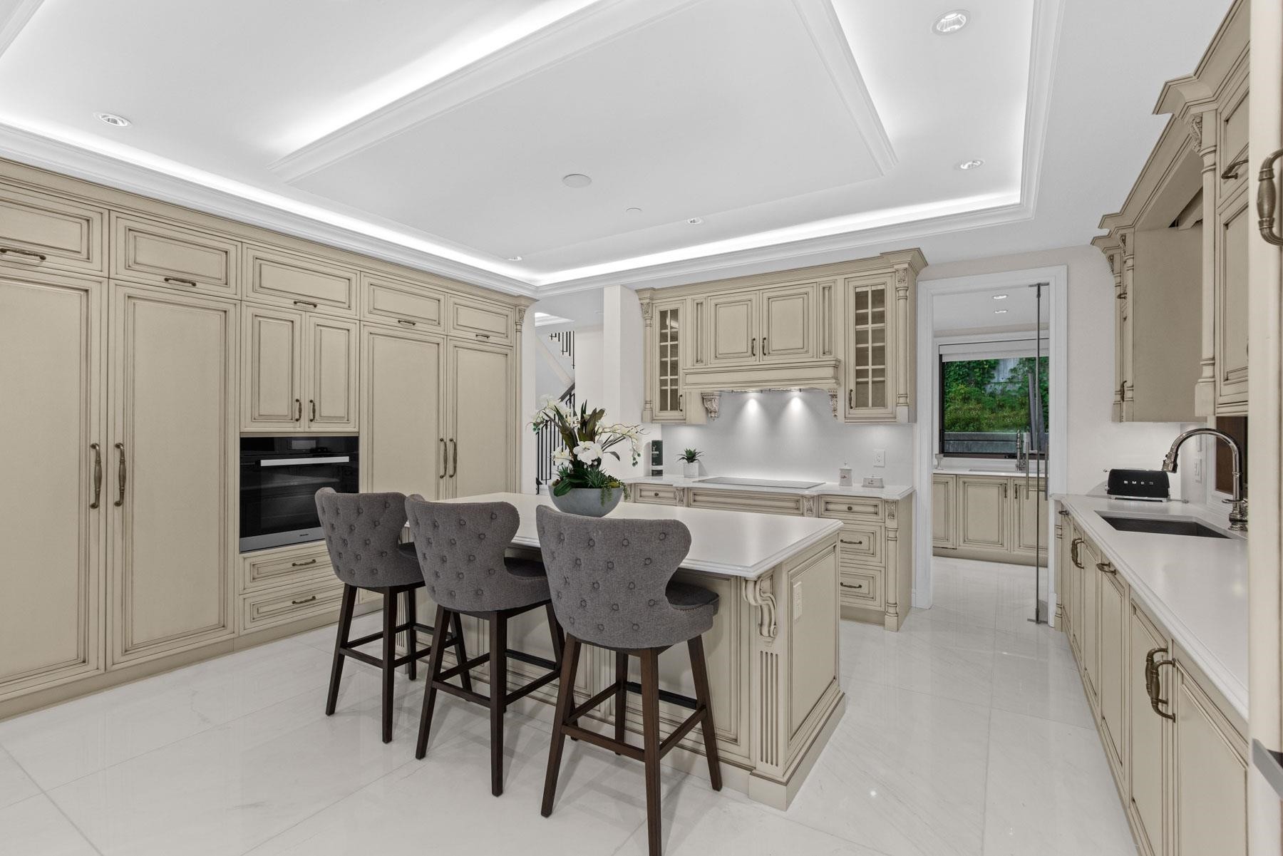 2185 Westhill Wynd, West Vancouver, BC - Indoor Photo Showing Kitchen With Upgraded Kitchen