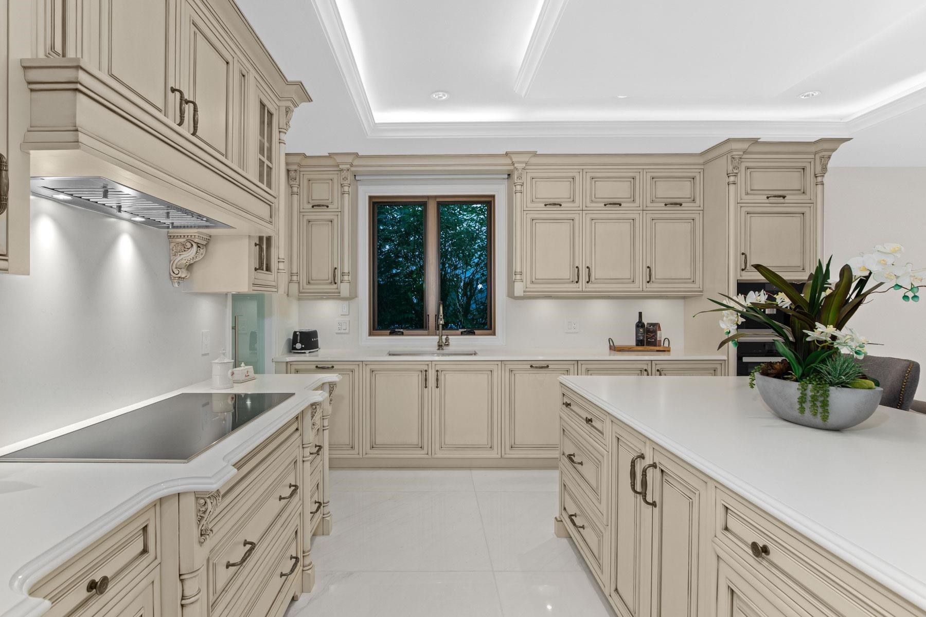 2185 Westhill Wynd, West Vancouver, BC - Indoor Photo Showing Kitchen With Upgraded Kitchen