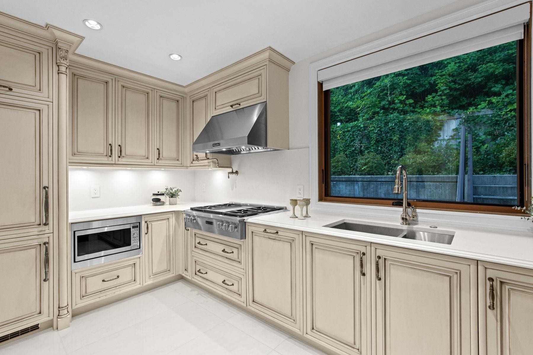 2185 Westhill Wynd, West Vancouver, BC - Indoor Photo Showing Kitchen With Double Sink With Upgraded Kitchen