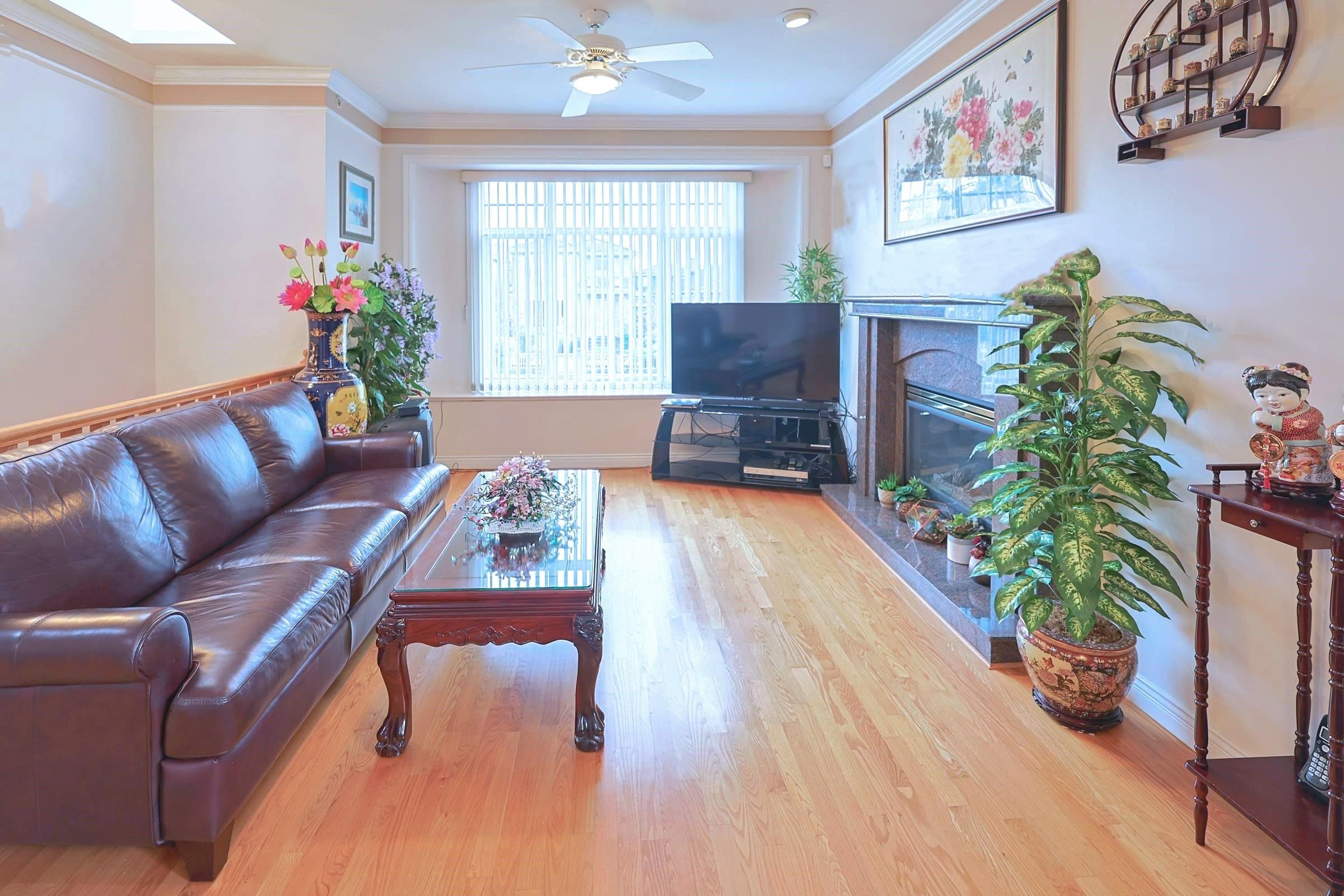 6915 Dumfries Street, Vancouver, BC - Indoor Photo Showing Living Room With Fireplace