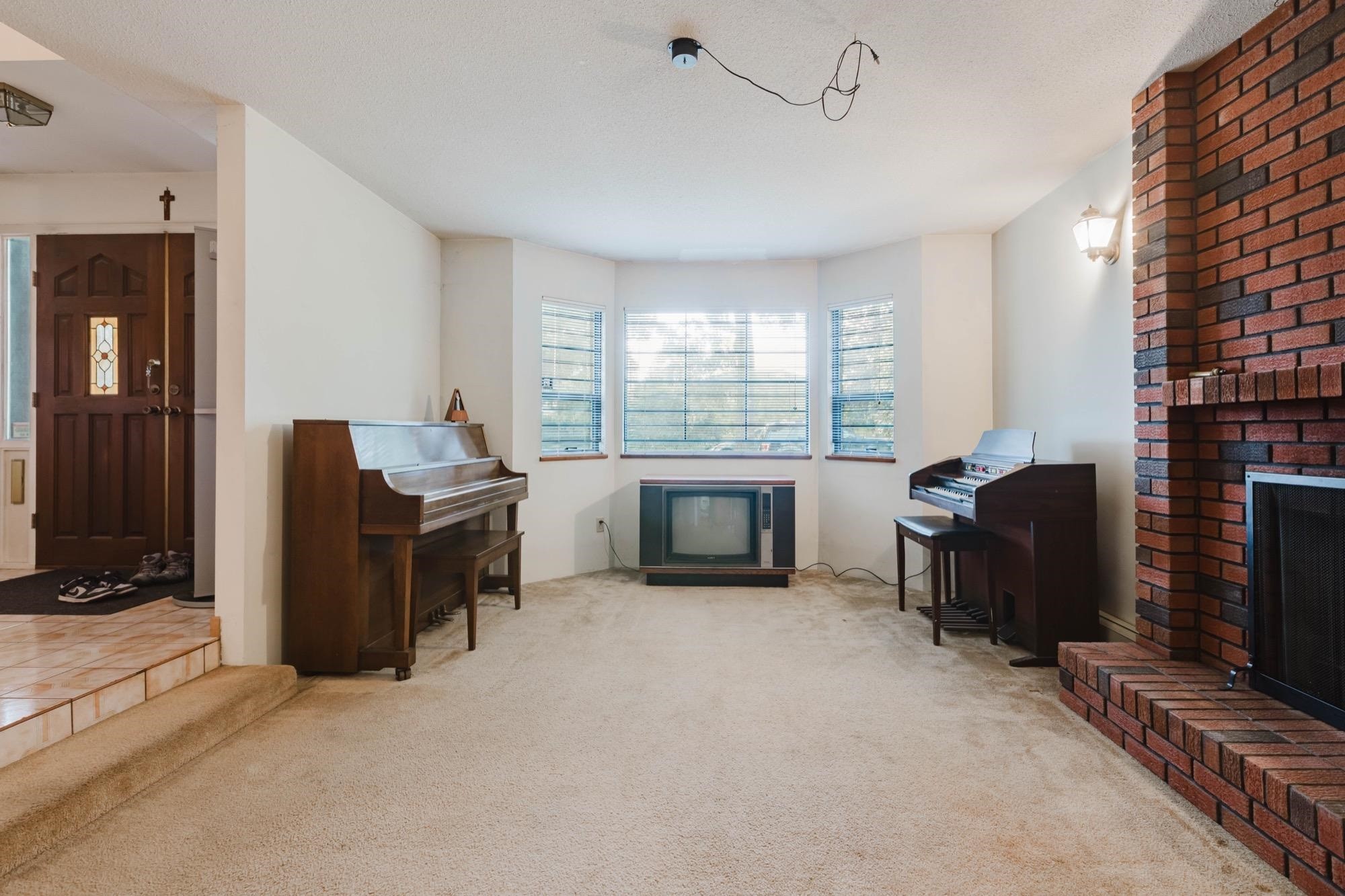 3230 Garden Drive, Vancouver, BC - Indoor With Fireplace