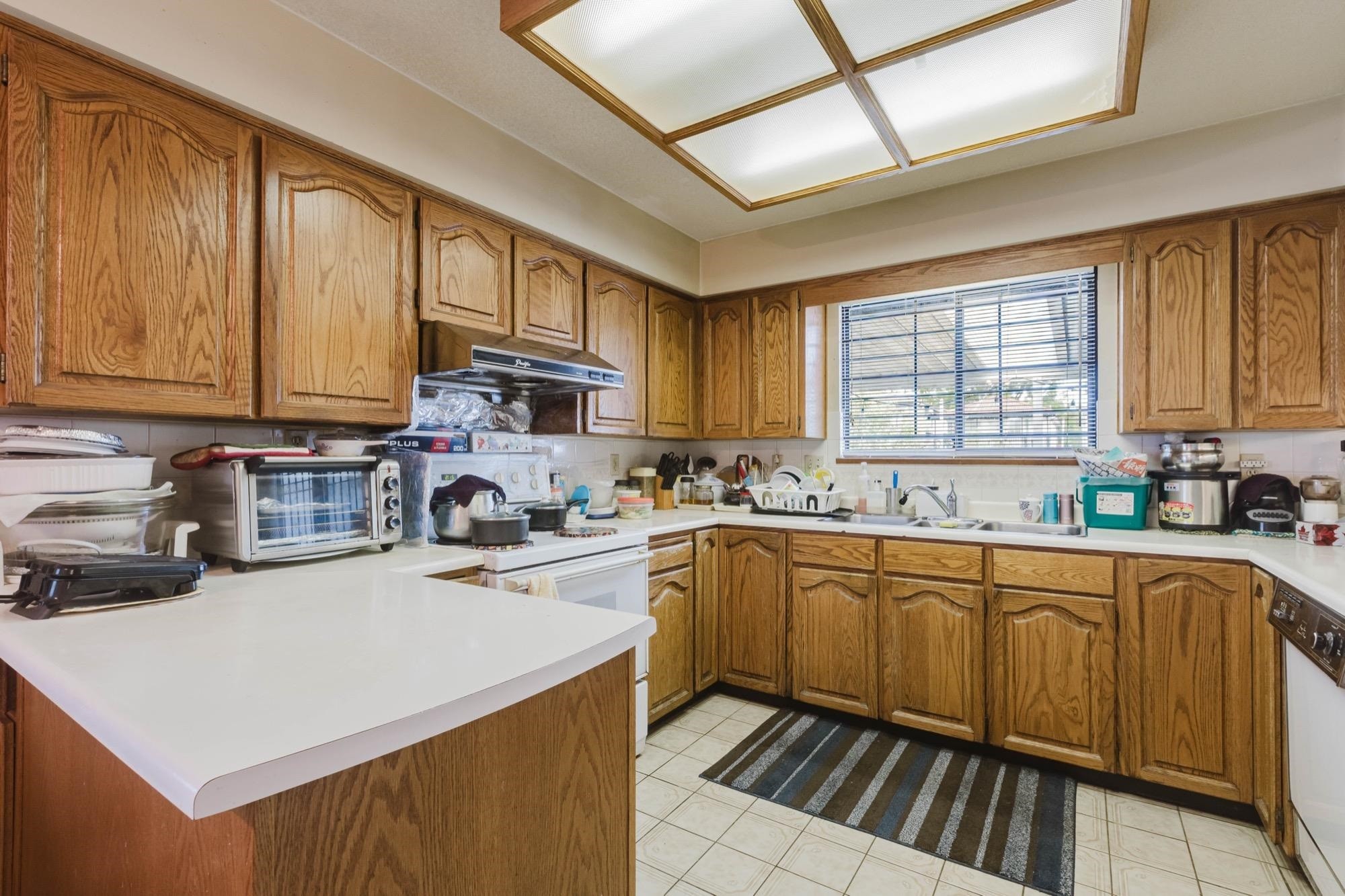 3230 Garden Drive, Vancouver, BC - Indoor Photo Showing Kitchen With Double Sink