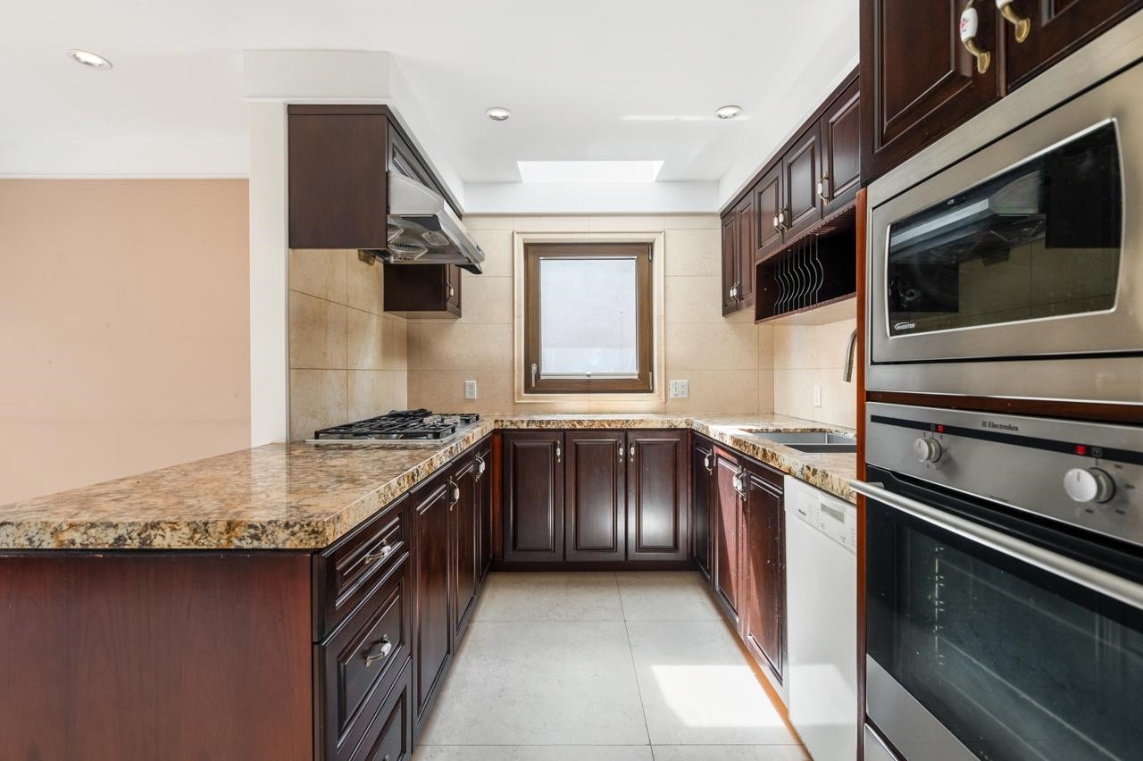 6678 Angus Drive, Vancouver, BC - Indoor Photo Showing Kitchen With Upgraded Kitchen