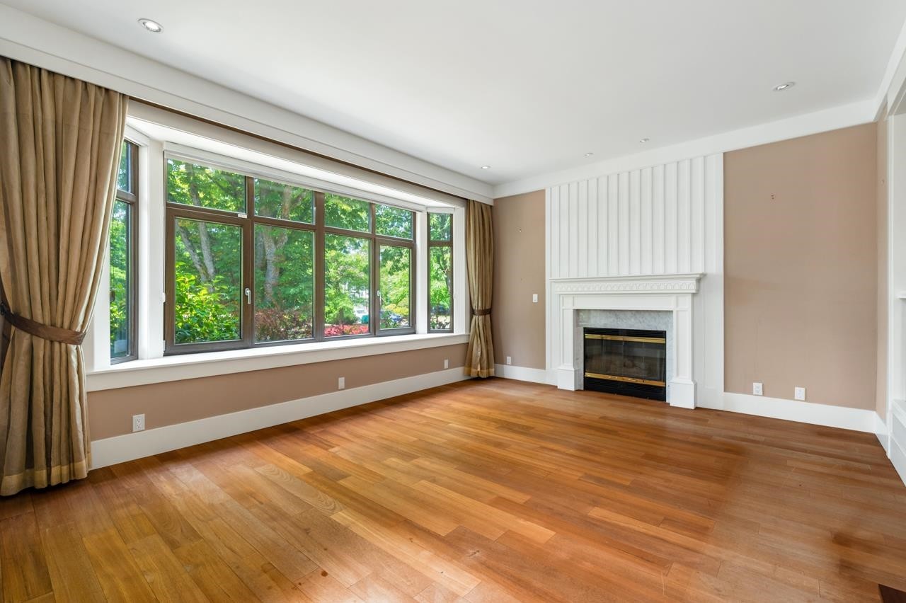 6678 Angus Drive, Vancouver, BC - Indoor Photo Showing Living Room With Fireplace