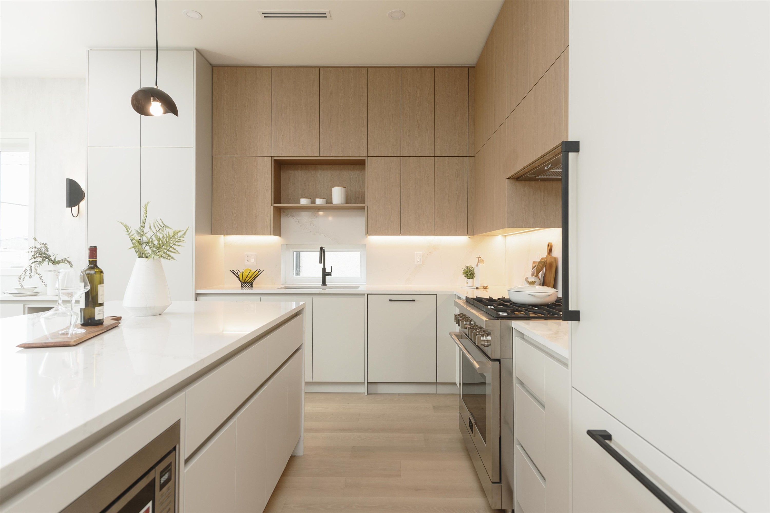 2-735 10Th Avenue E, Vancouver, BC - Indoor Photo Showing Kitchen With Upgraded Kitchen