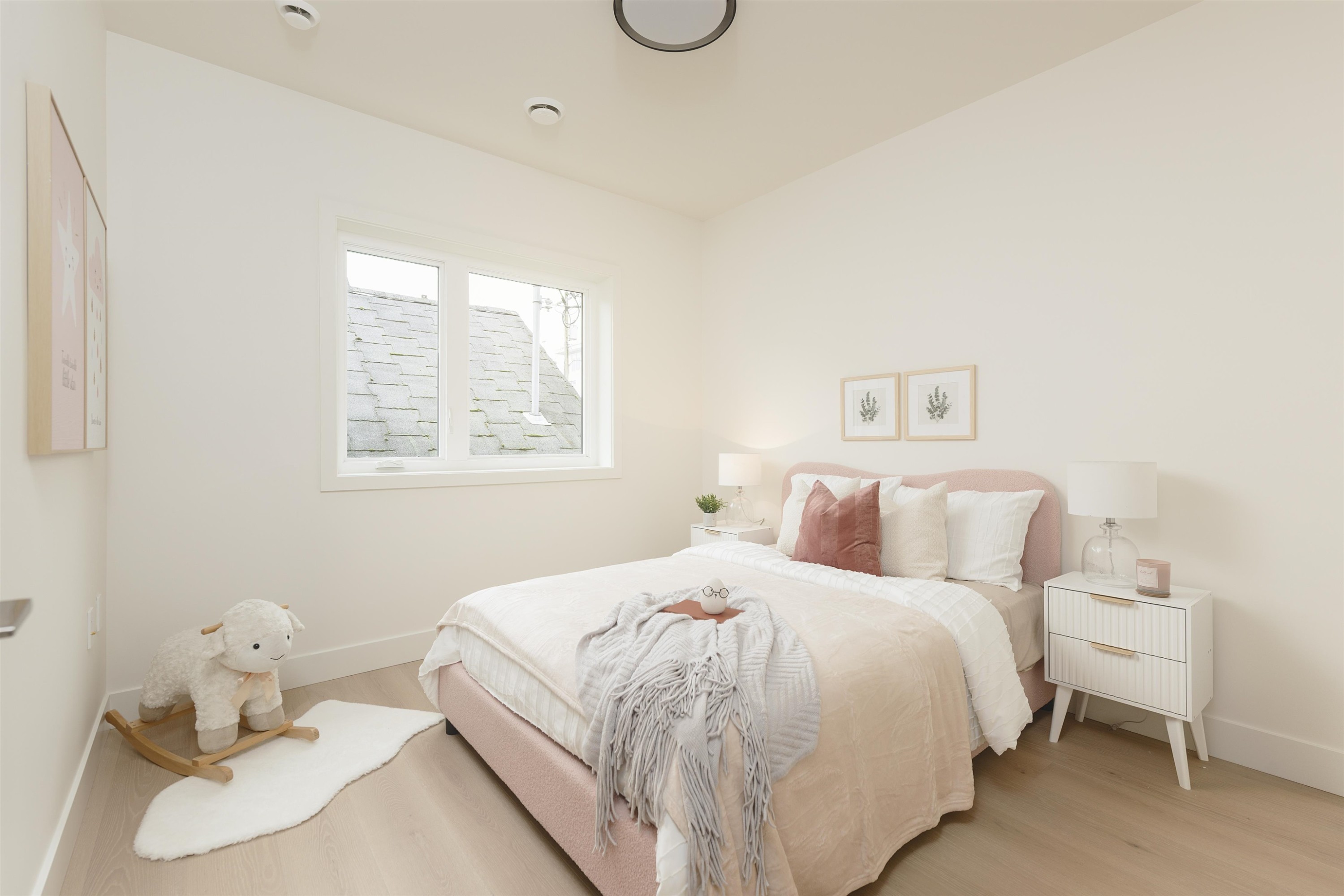2-735 10Th Avenue E, Vancouver, BC - Indoor Photo Showing Bedroom
