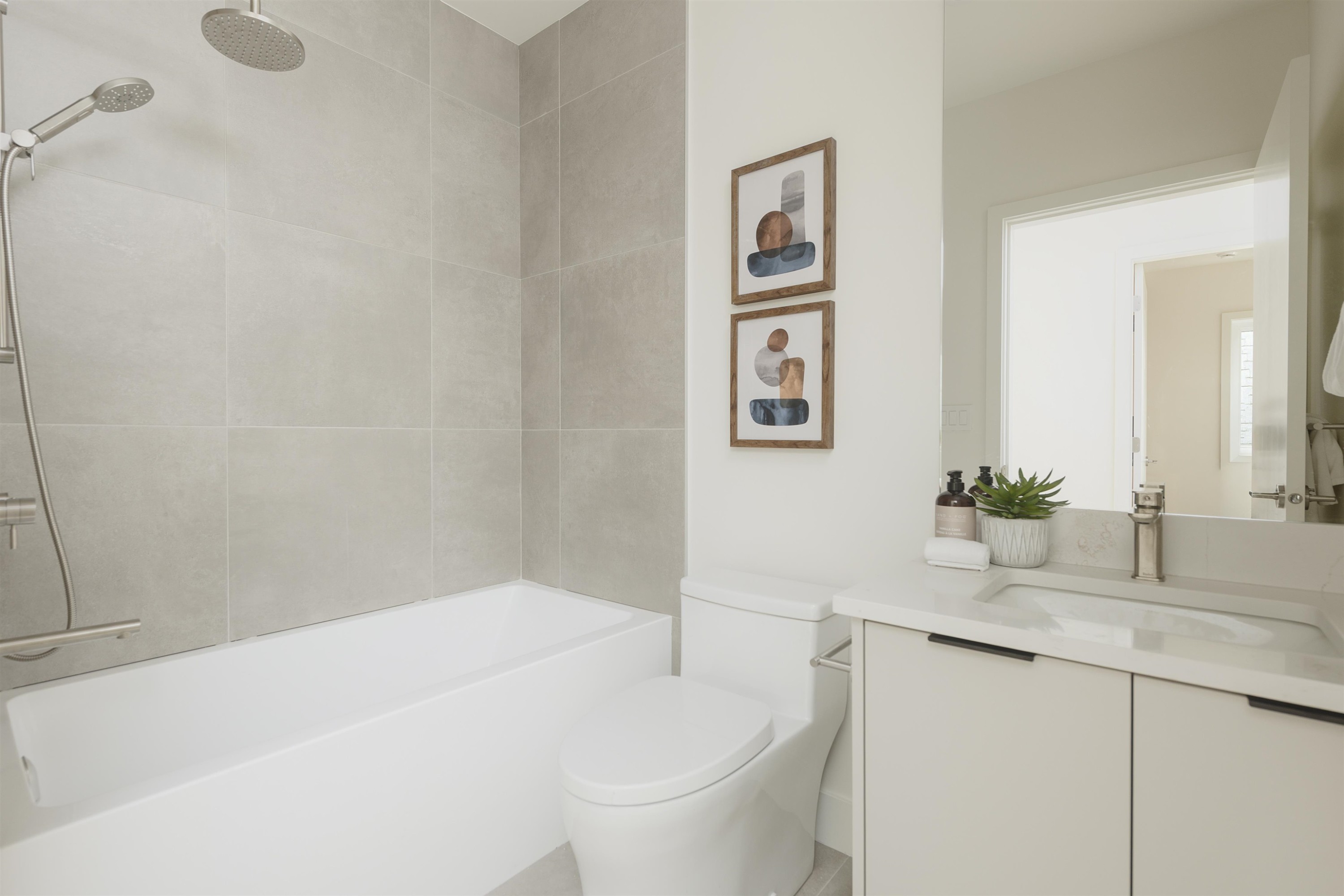 2-735 10Th Avenue E, Vancouver, BC - Indoor Photo Showing Bathroom