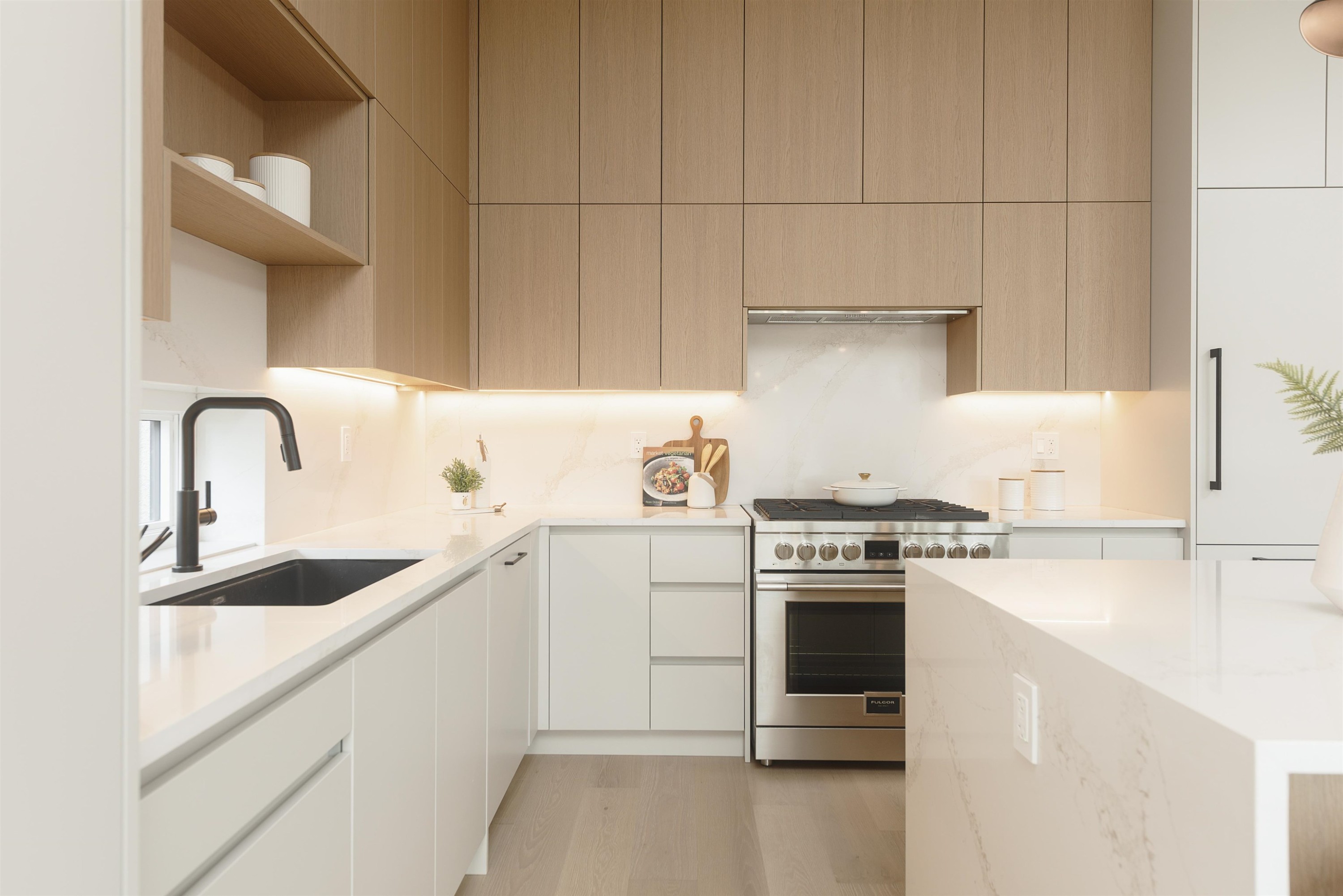 2-735 10Th Avenue E, Vancouver, BC - Indoor Photo Showing Kitchen With Upgraded Kitchen