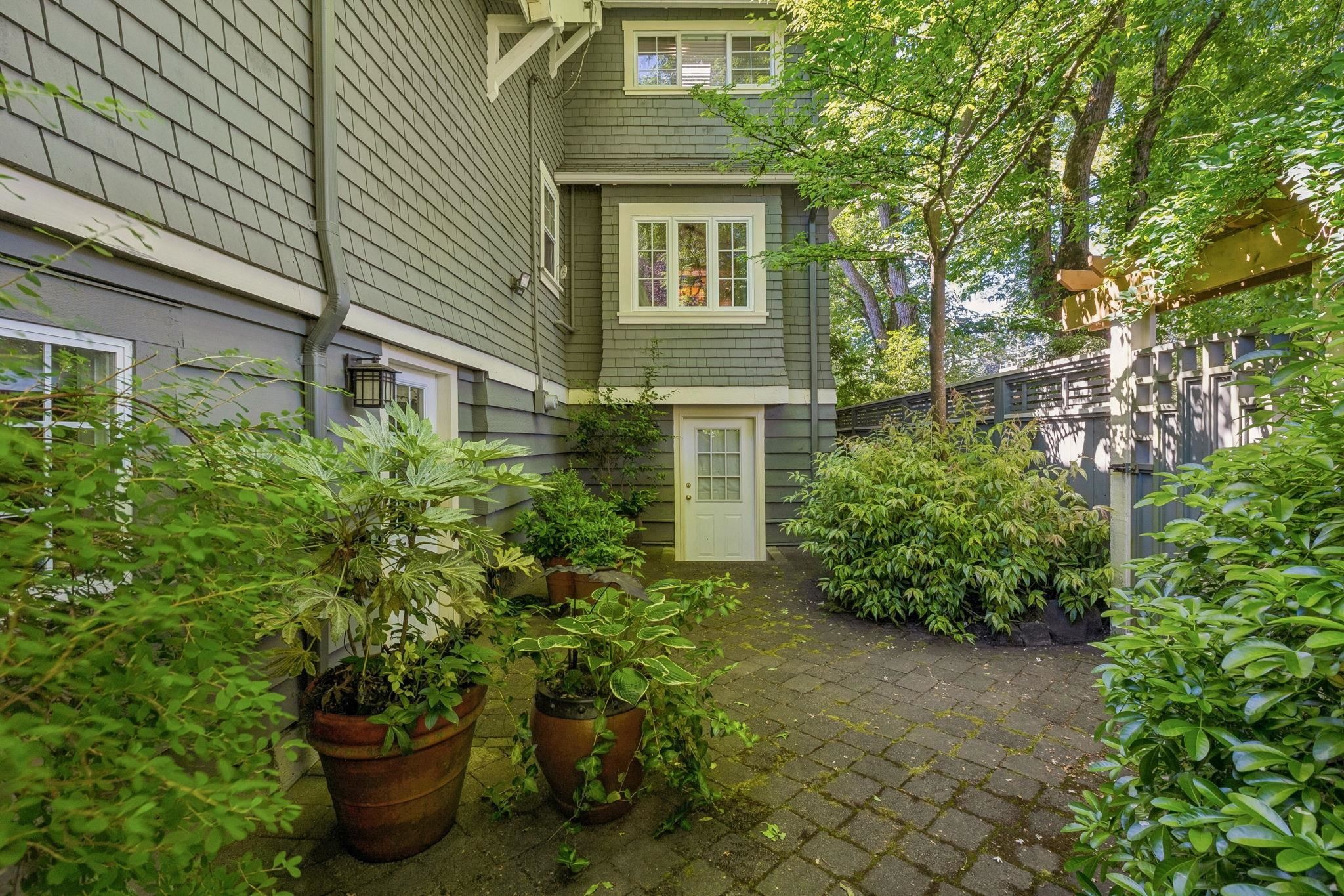 2997 38Th Avenue W, Vancouver, BC - Outdoor
