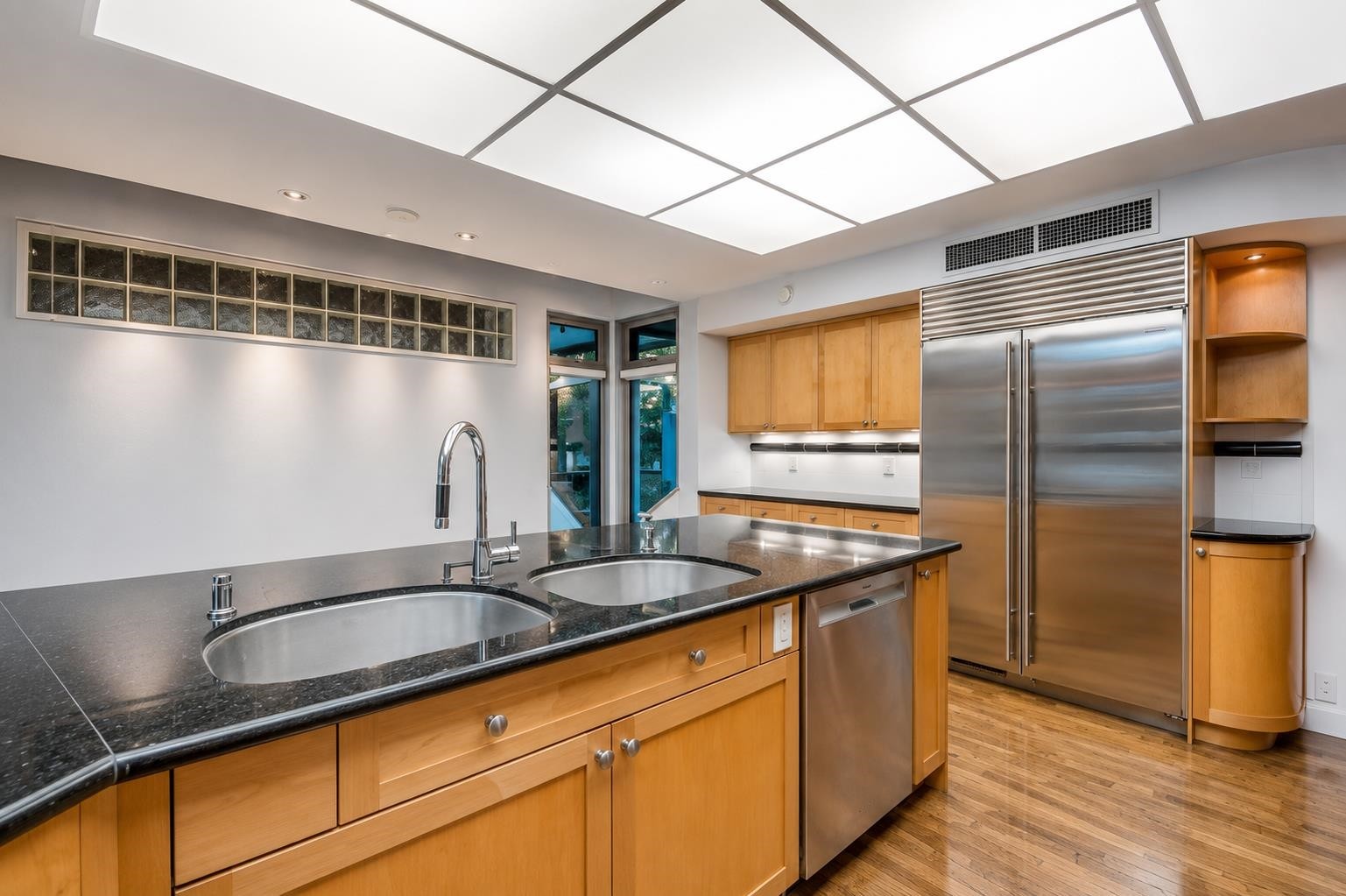 687 Beachview Drive, North Vancouver, BC - Indoor Photo Showing Kitchen With Double Sink