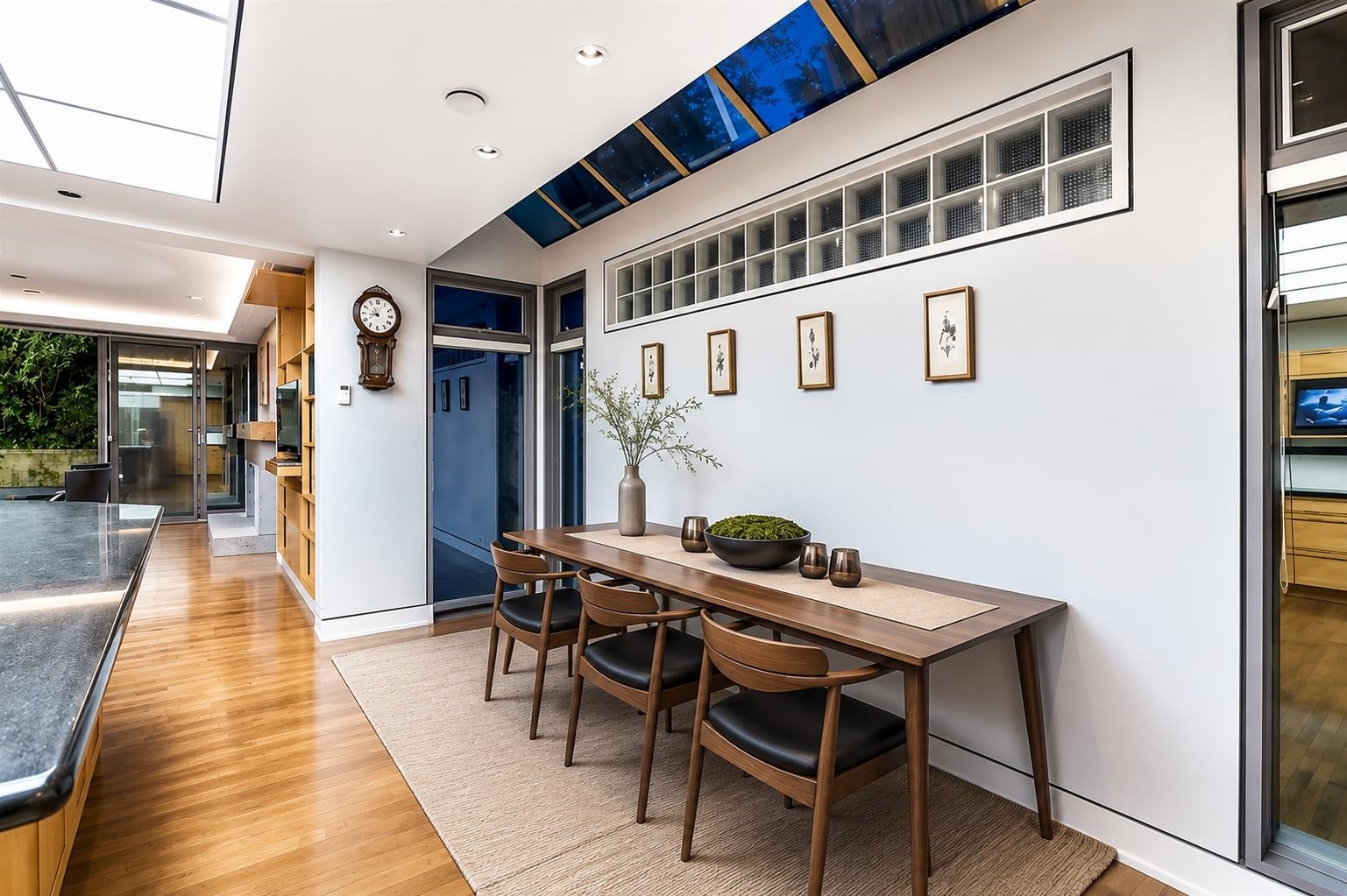 687 Beachview Drive, North Vancouver, BC - Indoor Photo Showing Dining Room