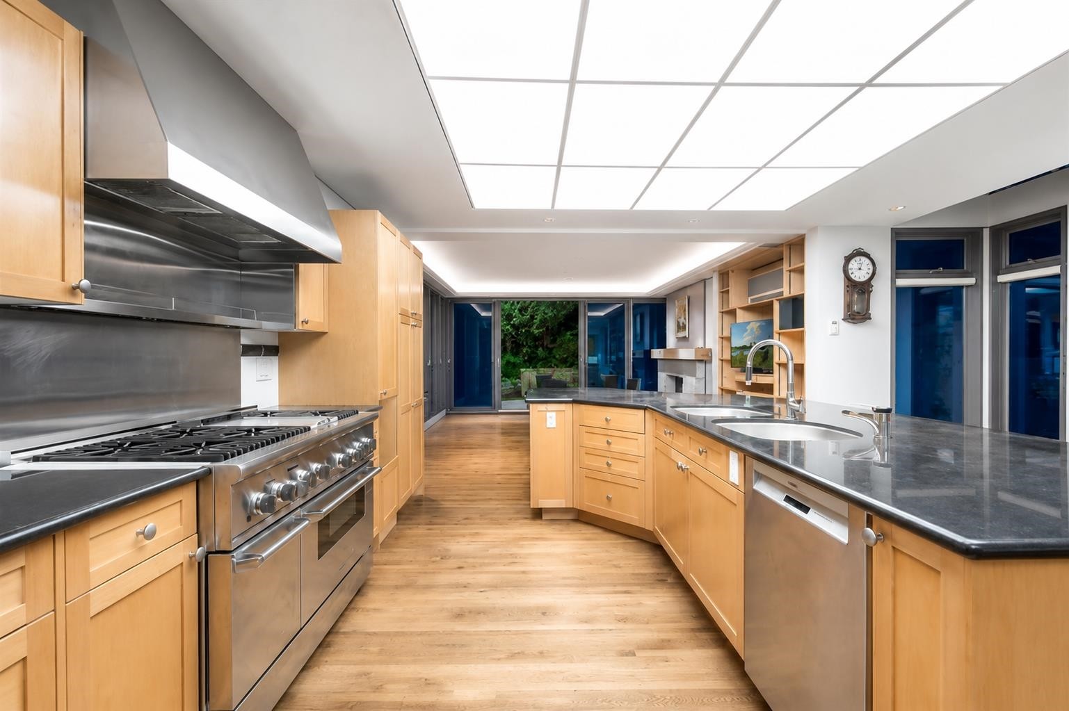 687 Beachview Drive, North Vancouver, BC - Indoor Photo Showing Kitchen