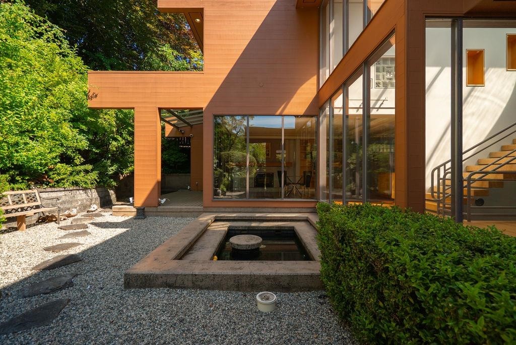 687 Beachview Drive, North Vancouver, BC - Outdoor