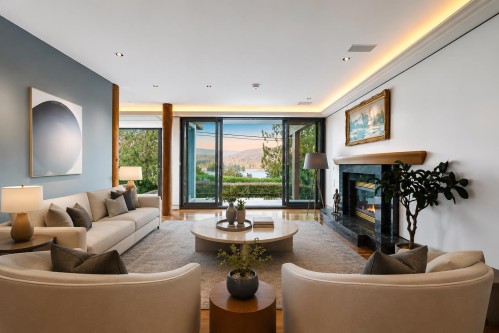 687 Beachview Drive, North Vancouver, BC - Indoor Photo Showing Living Room With Fireplace