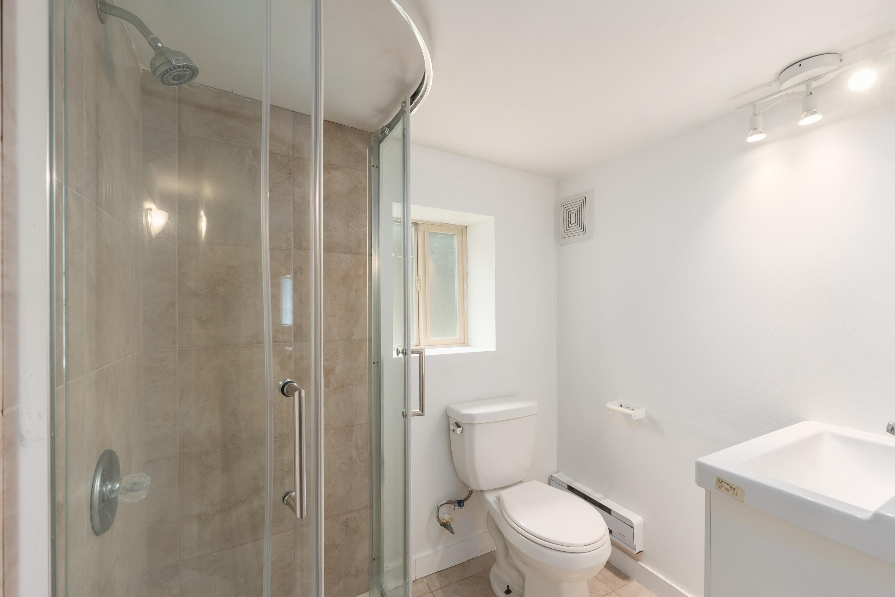 1038 51St Avenue E, Vancouver, BC - Indoor Photo Showing Bathroom