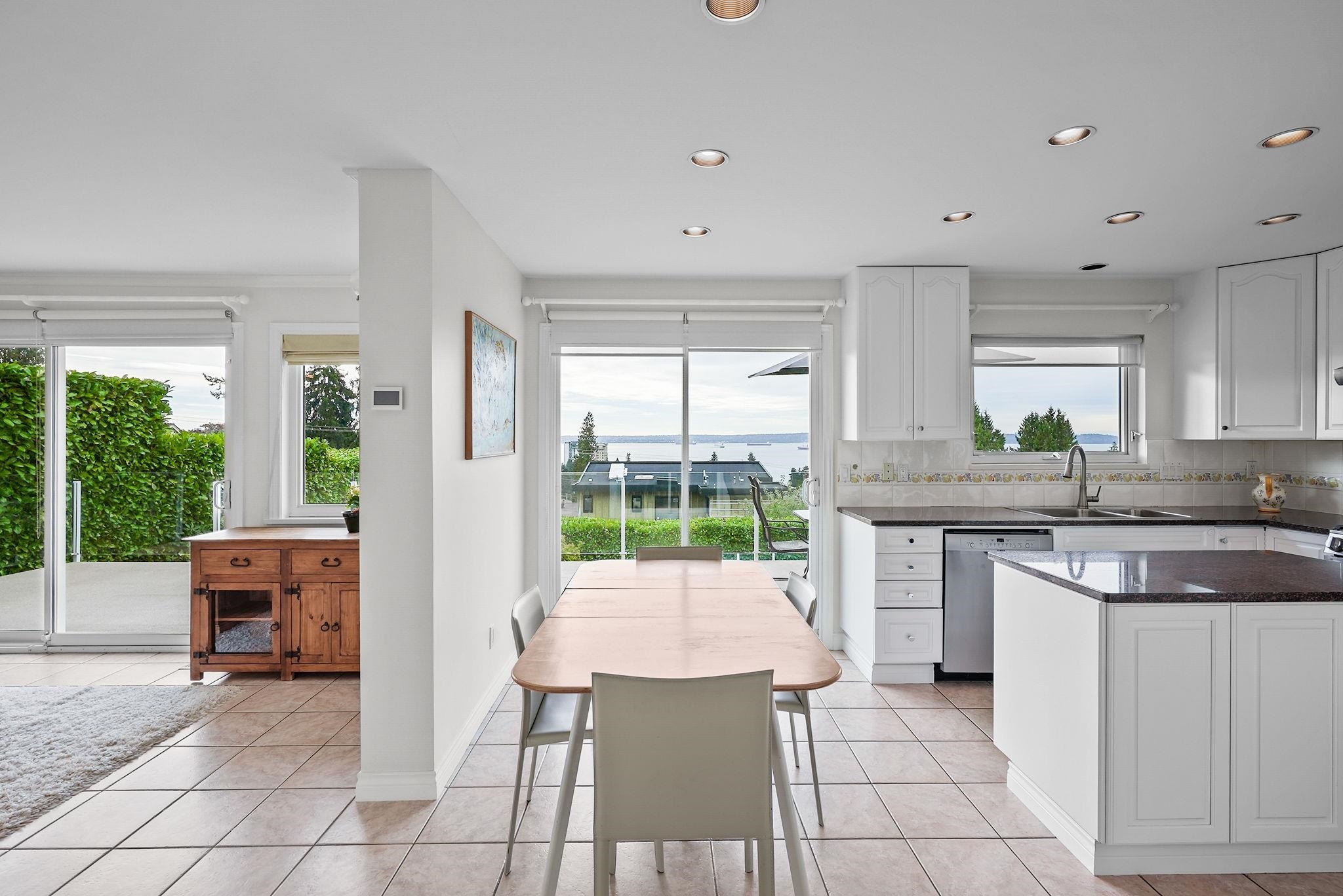 2316 Nelson Avenue, West Vancouver, BC - Indoor Photo Showing Kitchen