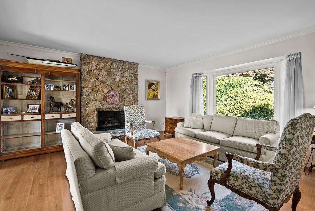2316 Nelson Avenue, West Vancouver, BC - Indoor Photo Showing Living Room With Fireplace