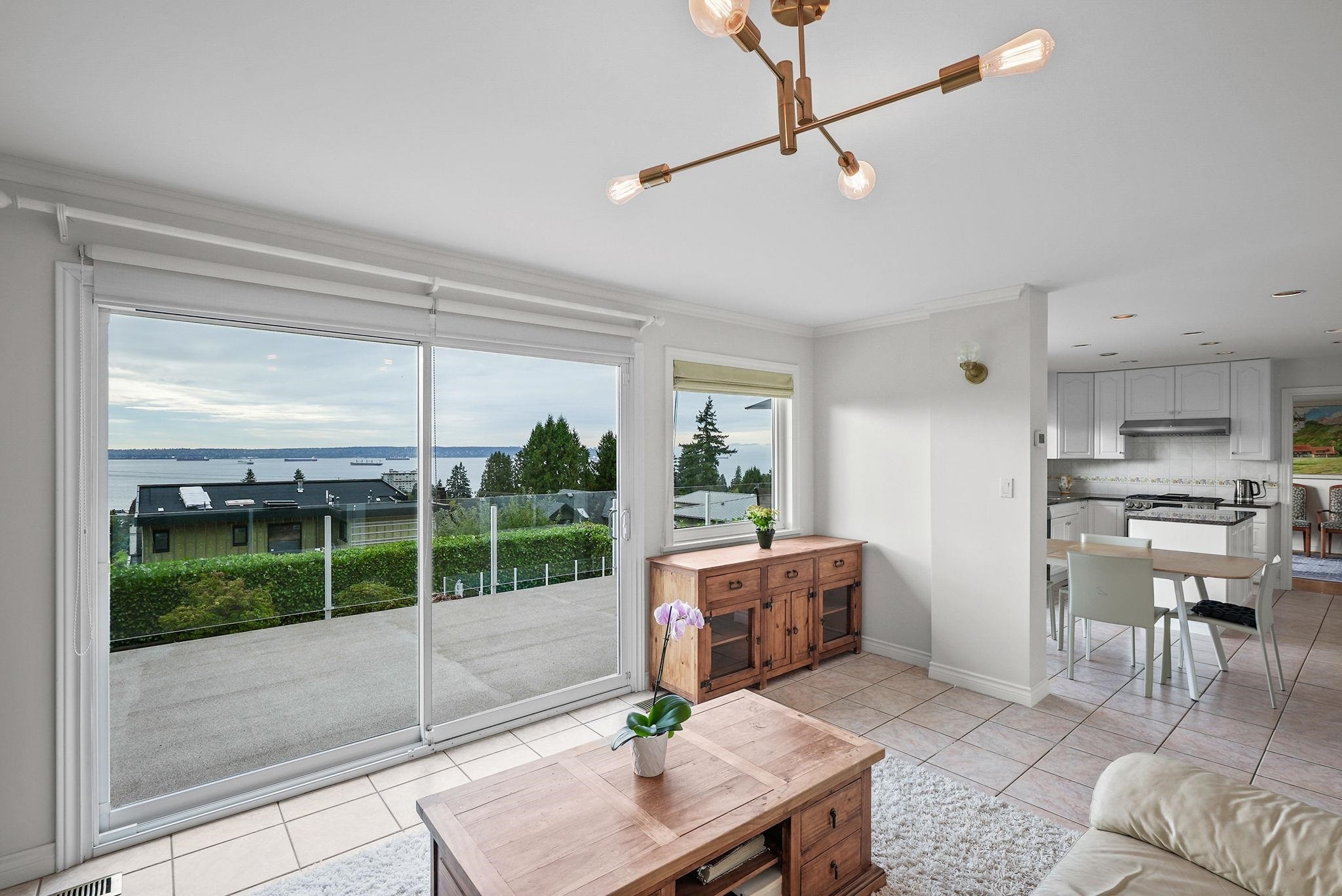 2316 Nelson Avenue, West Vancouver, BC - Indoor Photo Showing Living Room