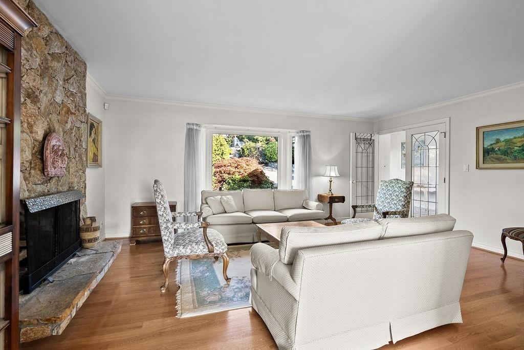 2316 Nelson Avenue, West Vancouver, BC - Indoor Photo Showing Living Room With Fireplace