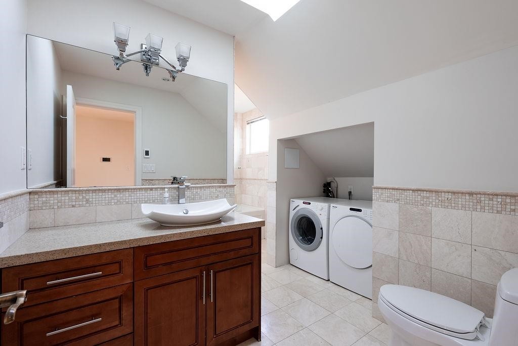 2316 Nelson Avenue, West Vancouver, BC - Indoor Photo Showing Laundry Room