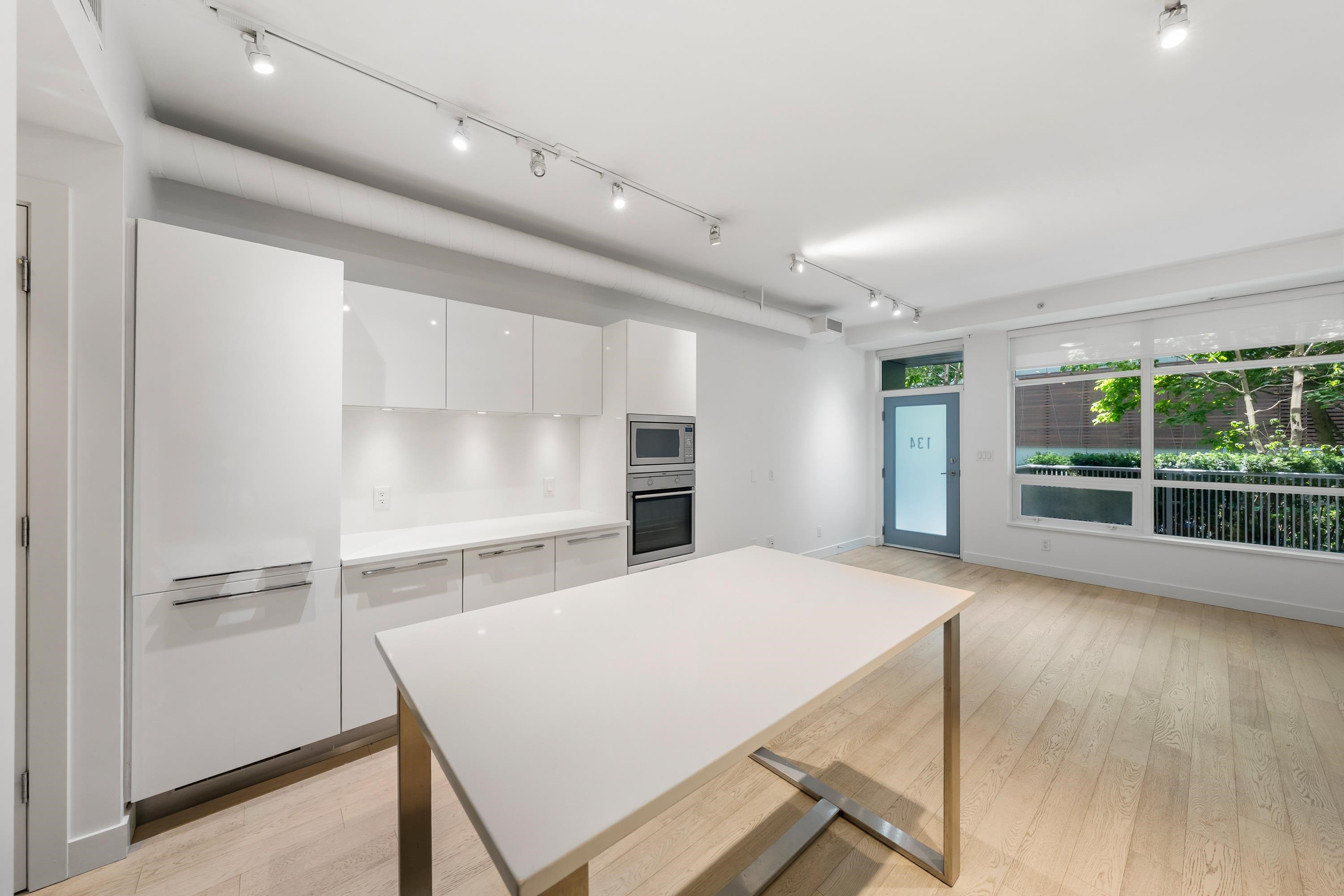 134 1St Avenue E, Vancouver, BC - Indoor Photo Showing Kitchen