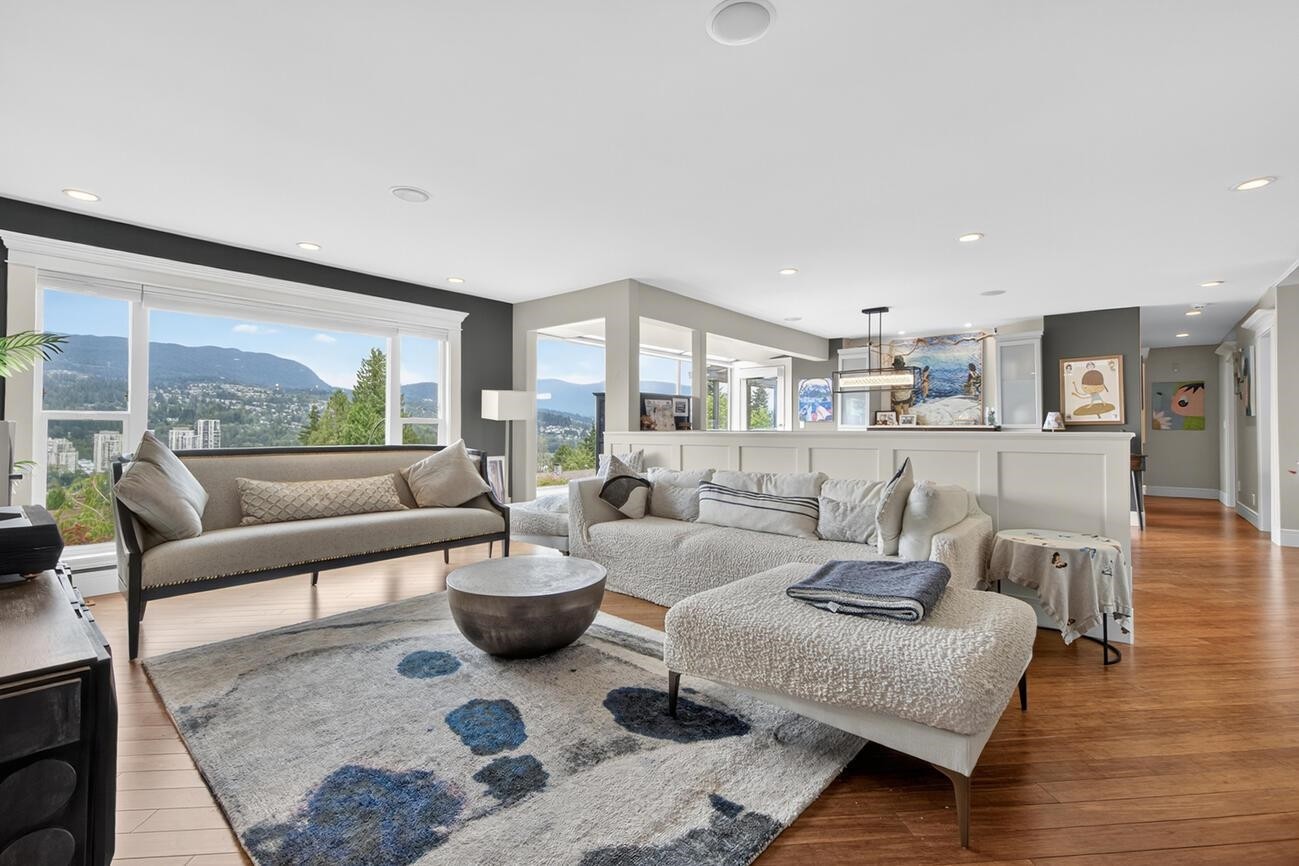1052 Corona Crescent, Coquitlam, BC - Indoor Photo Showing Living Room
