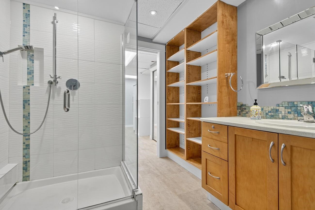 1052 Corona Crescent, Coquitlam, BC - Indoor Photo Showing Bathroom