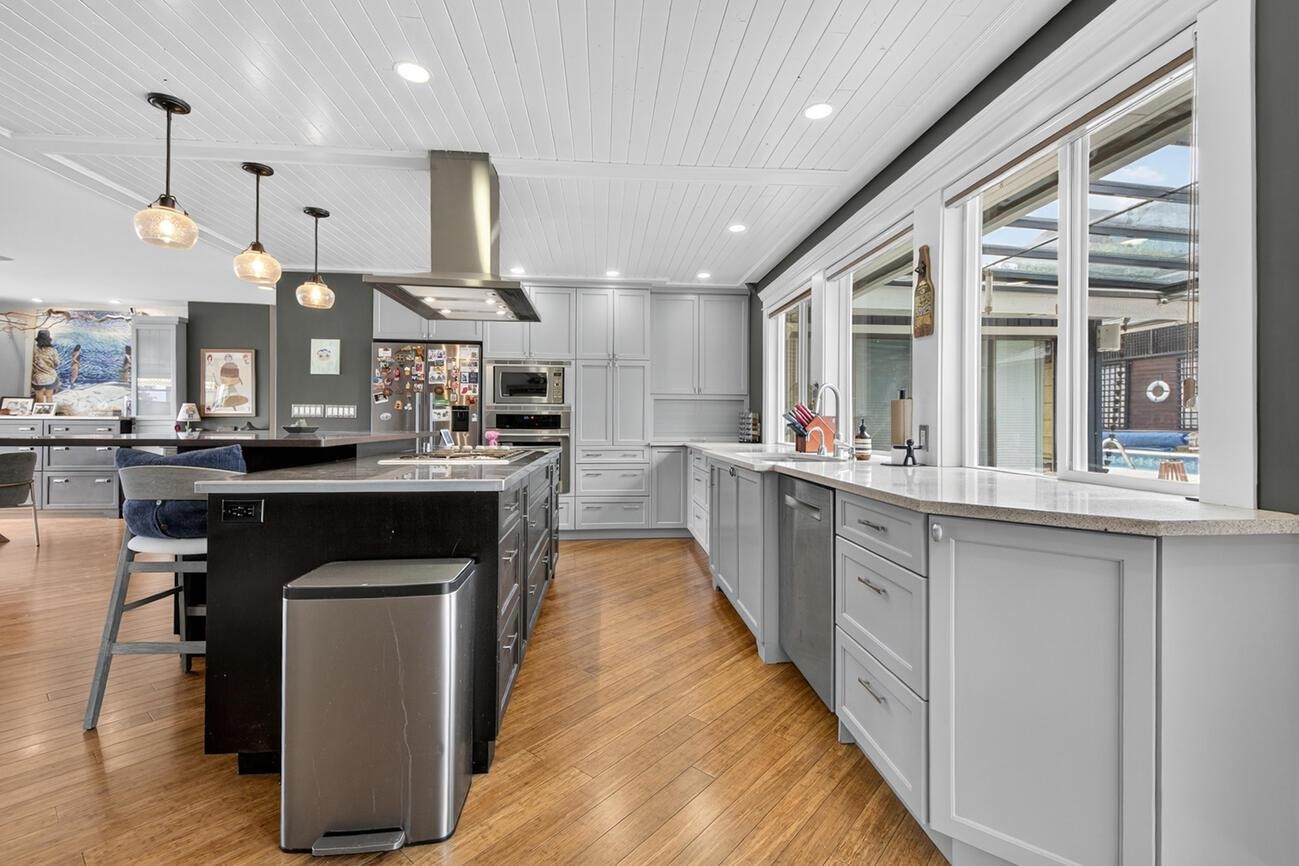 1052 Corona Crescent, Coquitlam, BC - Indoor Photo Showing Kitchen With Upgraded Kitchen