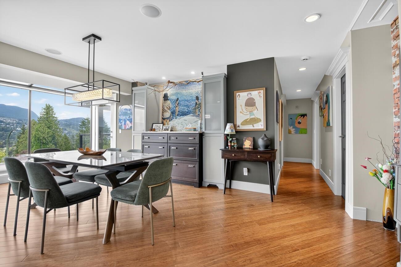 1052 Corona Crescent, Coquitlam, BC - Indoor Photo Showing Dining Room
