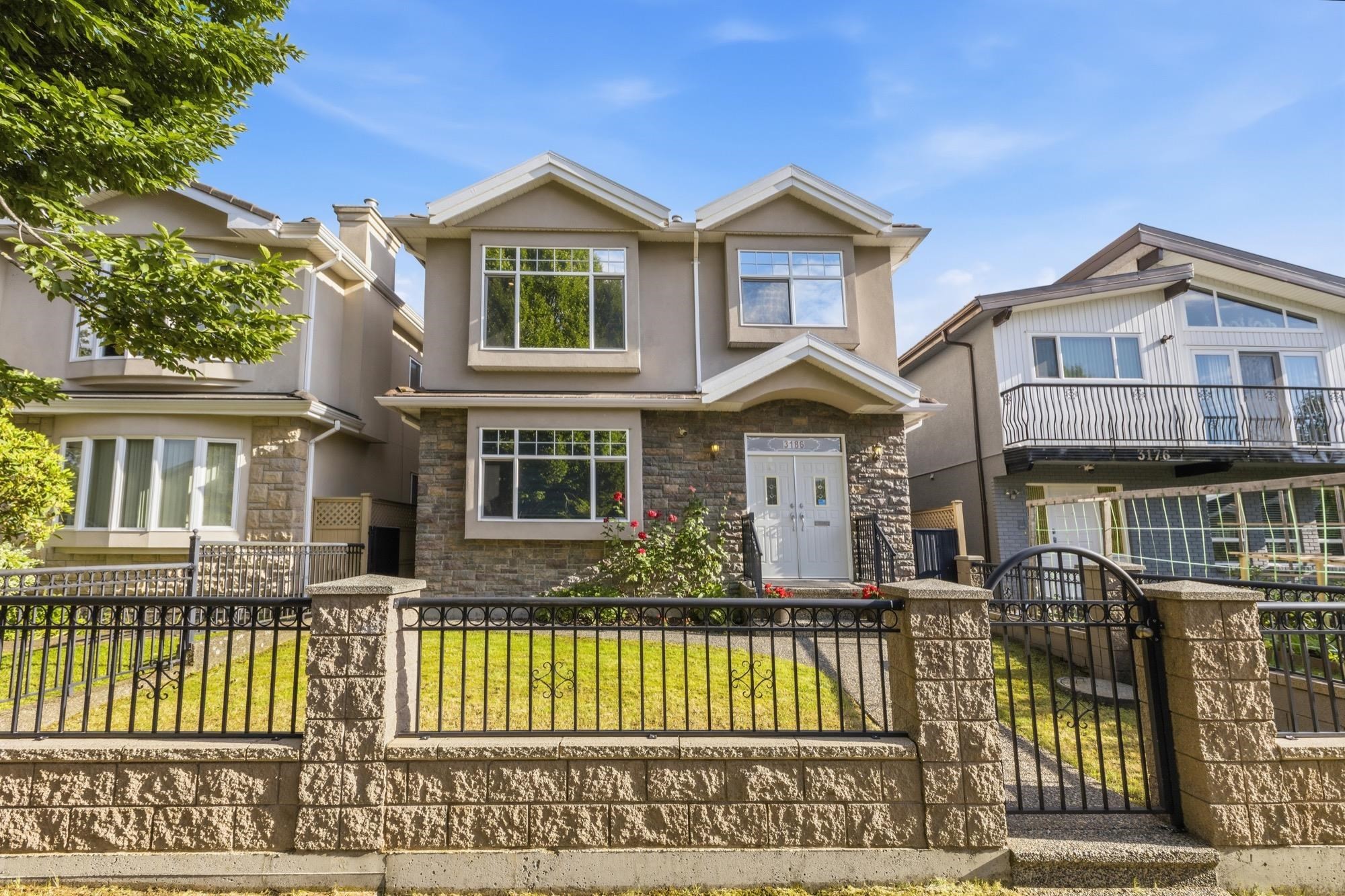 3186 18Th Avenue E, Vancouver, BC - Outdoor With Facade