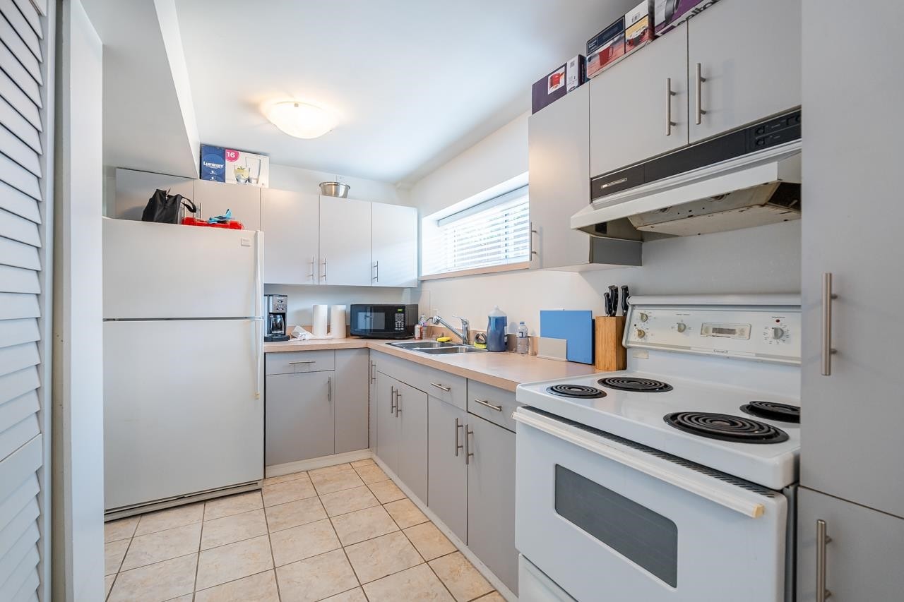 1566 Shaughnessy Street, Port Coquitlam, BC - Indoor Photo Showing Kitchen With Double Sink