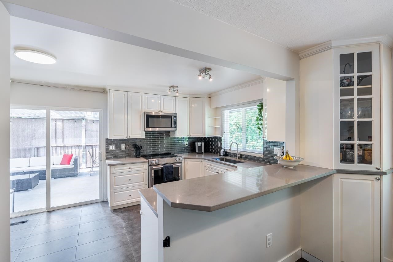 1566 Shaughnessy Street, Port Coquitlam, BC - Indoor Photo Showing Kitchen