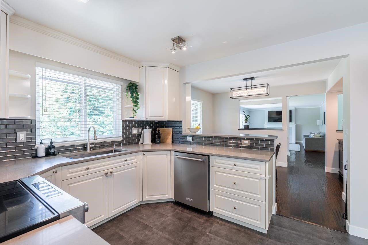 1566 Shaughnessy Street, Port Coquitlam, BC - Indoor Photo Showing Kitchen