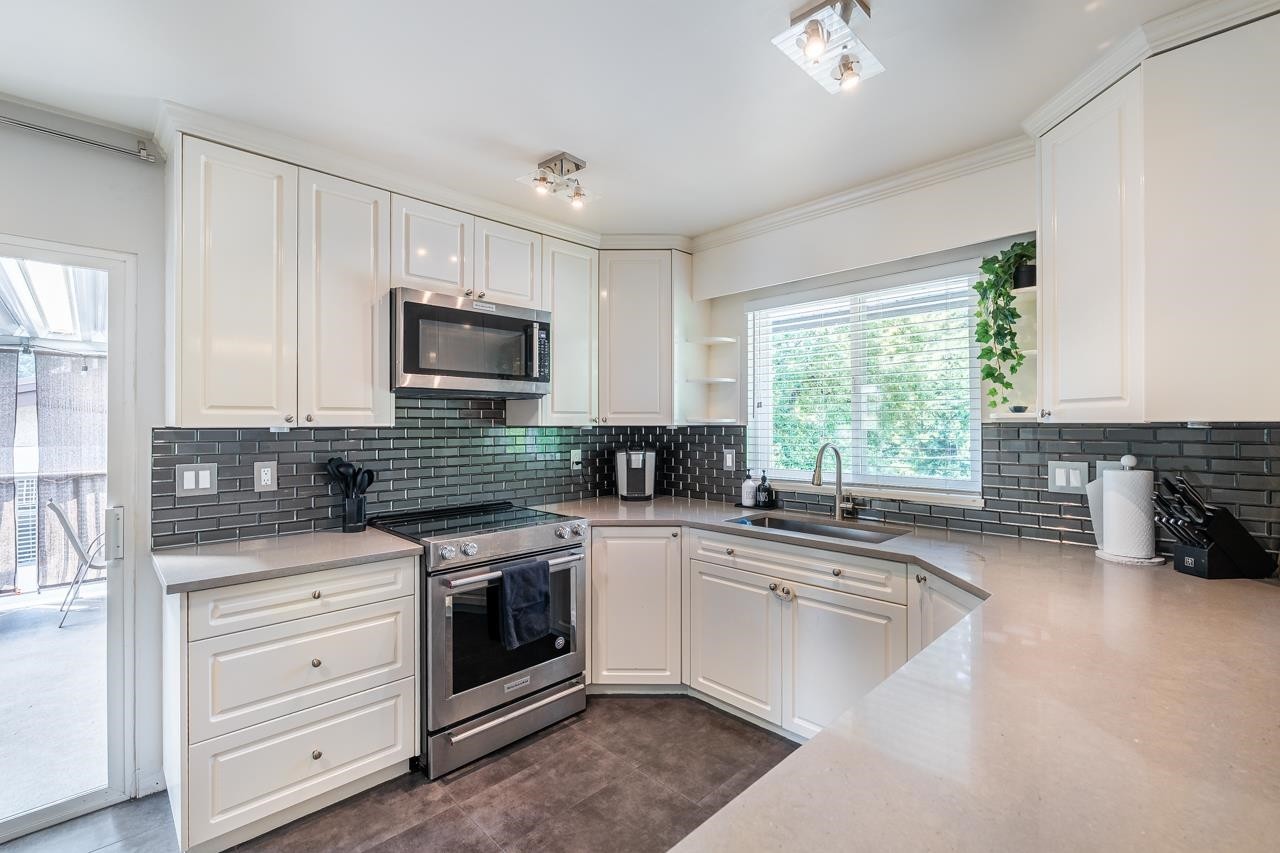1566 Shaughnessy Street, Port Coquitlam, BC - Indoor Photo Showing Kitchen