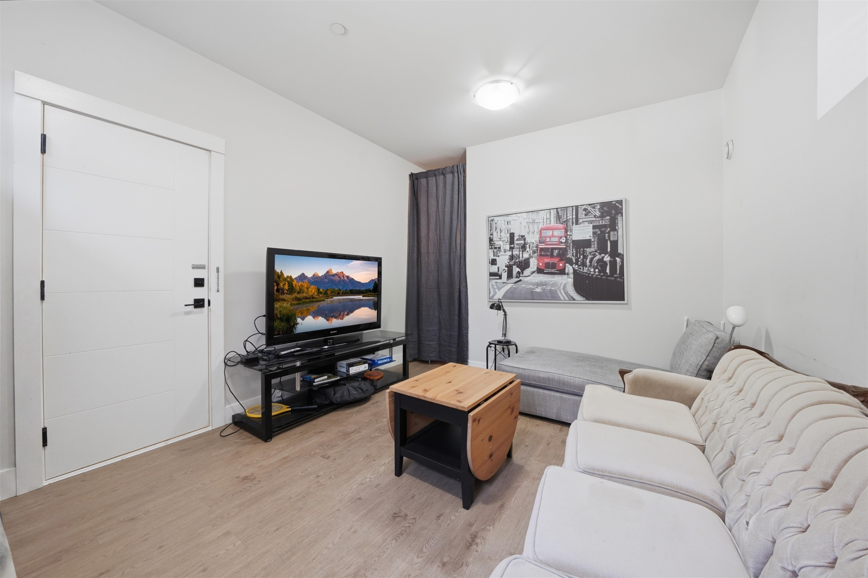 3123 7Th Avenue E, Vancouver, BC - Indoor Photo Showing Living Room