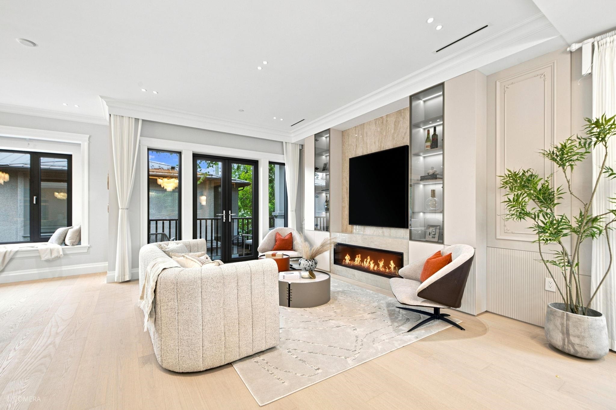 4432 Crown Street, Vancouver, BC - Indoor With Fireplace