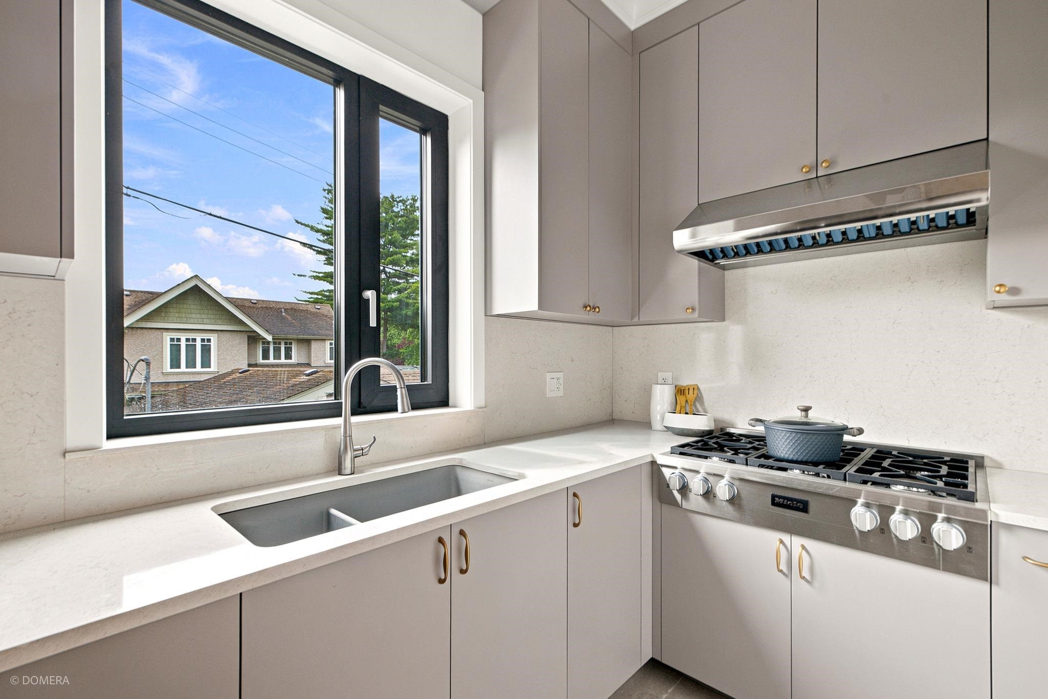 4432 Crown Street, Vancouver, BC - Indoor Photo Showing Kitchen With Double Sink With Upgraded Kitchen