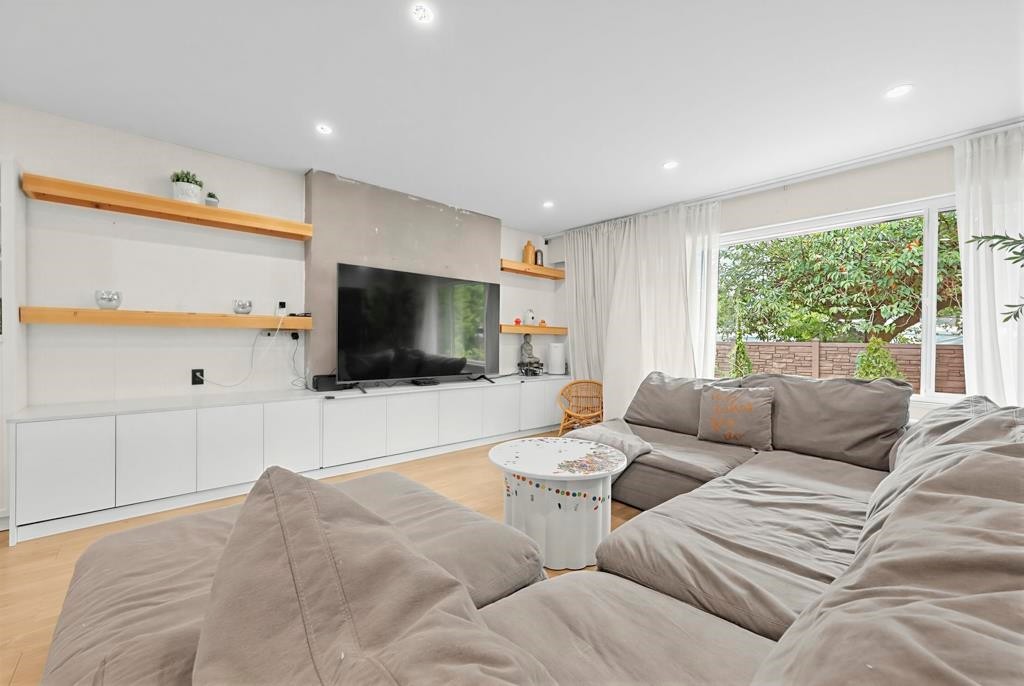 4580 Boundary Road, Burnaby, BC - Indoor Photo Showing Living Room