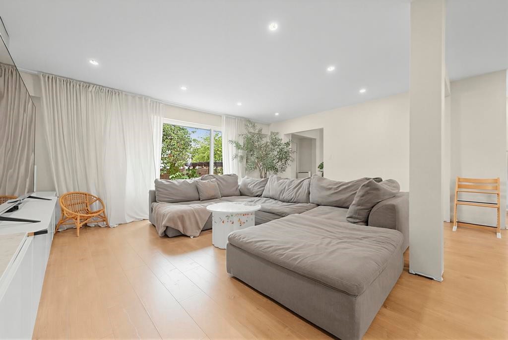 4580 Boundary Road, Burnaby, BC - Indoor Photo Showing Living Room