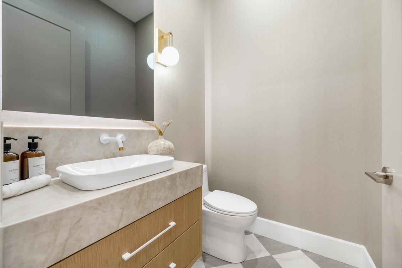 2078 57Th Avenue W, Vancouver, BC - Indoor Photo Showing Bathroom
